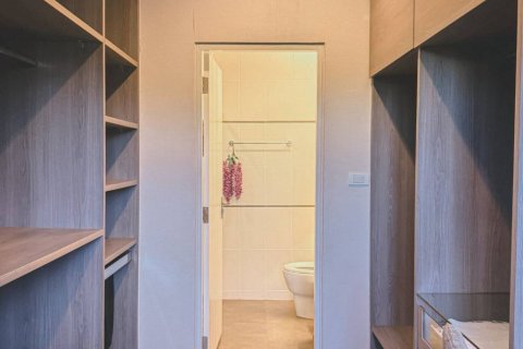 Casa de 3 dormitorios en Samut Prakan, Tailandia № 173026 - foto 7
