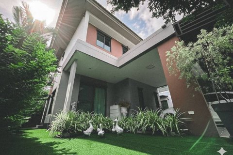 Casa de 3 dormitorios en Samut Prakan, Tailandia № 173026 - foto 2