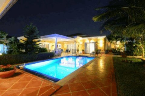 Chalet de 3 dormitorios en Pattaya, Tailandia № 202871 - foto 4
