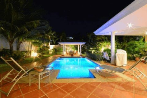 Chalet de 3 dormitorios en Pattaya, Tailandia № 202871 - foto 3