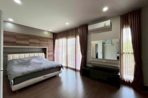 Casa de 4 dormitorios en Bang Kaeo, Tailandia № 168993 - foto 3