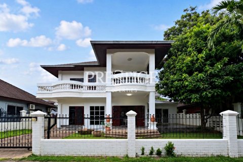 House in Pattaya, Thailand 4 bedrooms № 197517