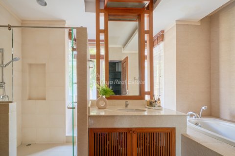 Casa de 3 dormitorios en Sattahip, Tailandia № 177846 - foto 21