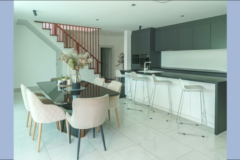 Casa de 8 dormitorios en Bang Lamung, Tailandia № 75549 - foto 3