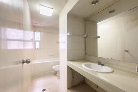 Condominio de 3 dormitorios en Bang Na, Bangkok, Tailandia № 75552 - foto 9