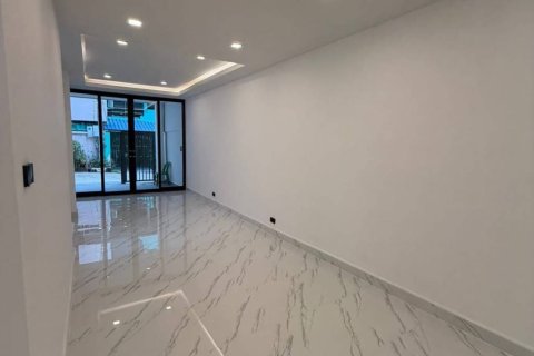 Adosado de 4 dormitorios en Pattaya, Tailandia № 153951 - foto 4
