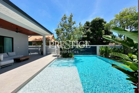 House in Pattaya, Thailand 3 bedrooms № 197512 - photo 2