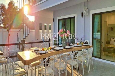 House in Pattaya, Thailand 6 bedrooms № 198551 - photo 4