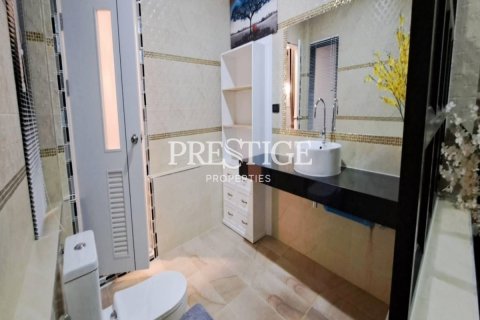 House in Pattaya, Thailand 6 bedrooms № 198551 - photo 8