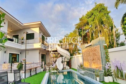 House in Pattaya, Thailand 6 bedrooms № 198551 - photo 20