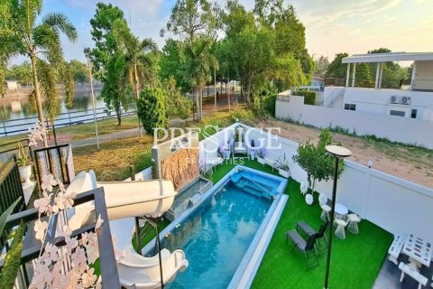 House in Pattaya, Thailand 6 bedrooms № 198551 - photo 17