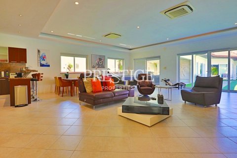 House in Pattaya, Thailand 6 bedrooms № 198554 - photo 2