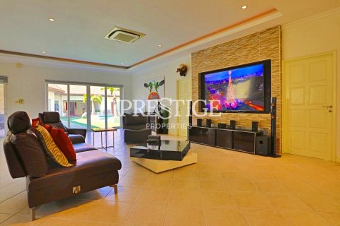 House in Pattaya, Thailand 6 bedrooms № 198554 - photo 3