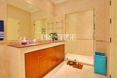House in Pattaya, Thailand 6 bedrooms № 198554 - photo 14