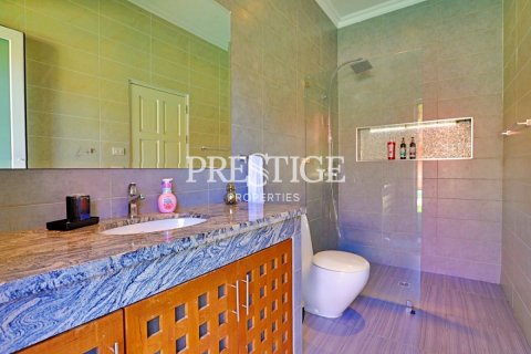 House in Pattaya, Thailand 6 bedrooms № 198554 - photo 20