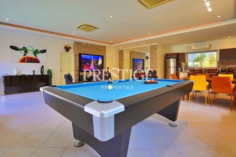 House in Pattaya, Thailand 6 bedrooms № 198554 - photo 6