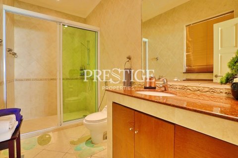 House in Pattaya, Thailand 6 bedrooms № 198554 - photo 17