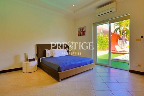 House in Pattaya, Thailand 6 bedrooms № 198554 - photo 15