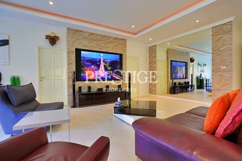 House in Pattaya, Thailand 6 bedrooms № 198554 - photo 4