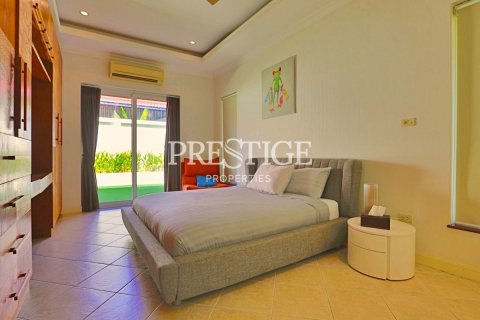 House in Pattaya, Thailand 6 bedrooms № 198554 - photo 18