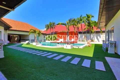 House in Pattaya, Thailand 6 bedrooms № 198554 - photo 30