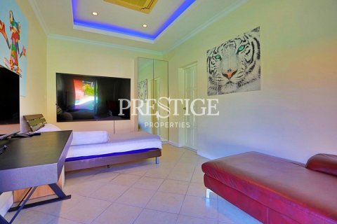 House in Pattaya, Thailand 6 bedrooms № 198554 - photo 23