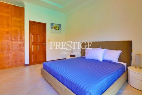 House in Pattaya, Thailand 6 bedrooms № 198554 - photo 16