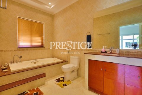 House in Pattaya, Thailand 6 bedrooms № 198554 - photo 13