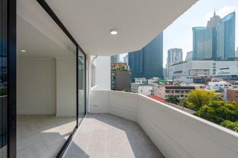 Condo in Bangkok, Thailand, 3 bedrooms № 161468 - photo 3