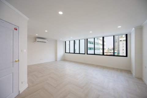 Condo in Bangkok, Thailand, 3 bedrooms № 161468 - photo 13