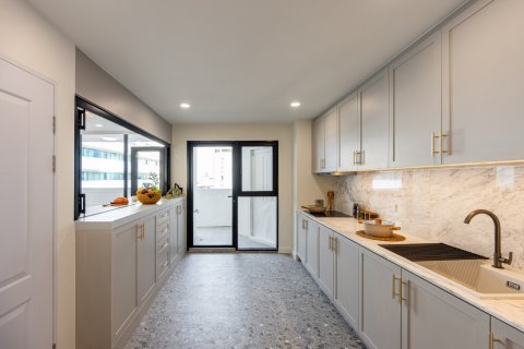 Condo in Bangkok, Thailand, 3 bedrooms № 161468 - photo 10