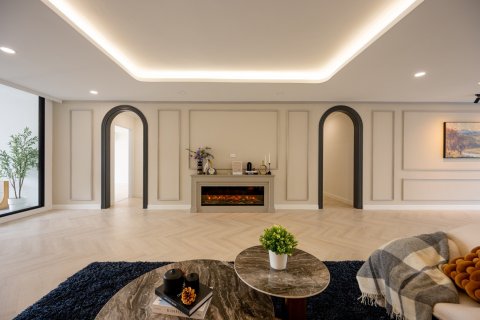 Condo in Bangkok, Thailand, 3 bedrooms № 161468 - photo 4