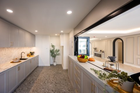 Condo in Bangkok, Thailand, 3 bedrooms № 161468 - photo 9