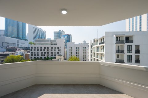 Condo in Bangkok, Thailand, 3 bedrooms № 161468 - photo 21