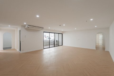 Condo in Bangkok, Thailand, 3 bedrooms  № 161469 - photo 3
