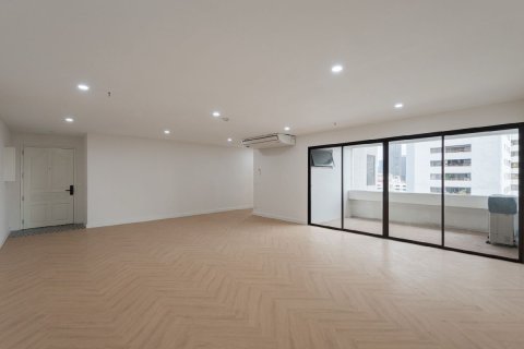 Condo in Bangkok, Thailand, 3 bedrooms  № 161469 - photo 2