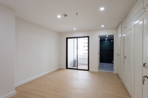 Condo in Bangkok, Thailand, 3 bedrooms  № 161469 - photo 7