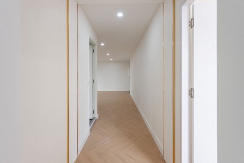 Condo in Bangkok, Thailand, 3 bedrooms  № 161469 - photo 11