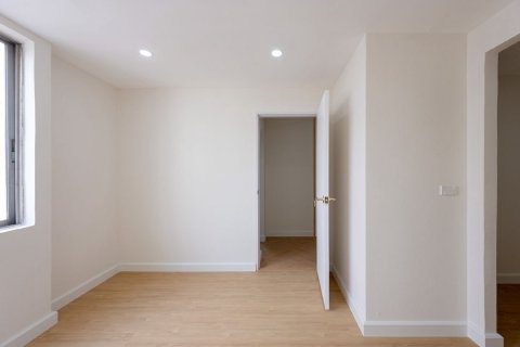 Condo in Bangkok, Thailand, 3 bedrooms  № 161469 - photo 10