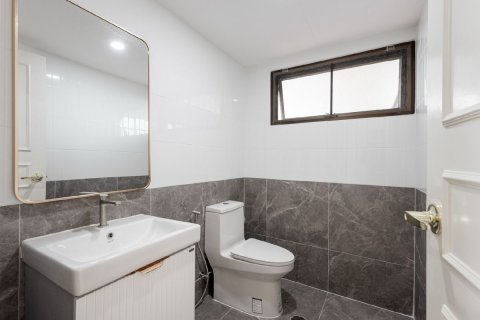 Condo in Bangkok, Thailand, 3 bedrooms  № 161469 - photo 15
