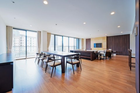 Condo in Bangkok, Thailand, 4 bedrooms № 161471 - photo 2