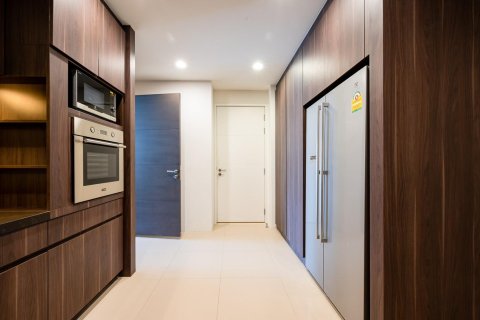 Condo in Bangkok, Thailand, 4 bedrooms № 161471 - photo 8