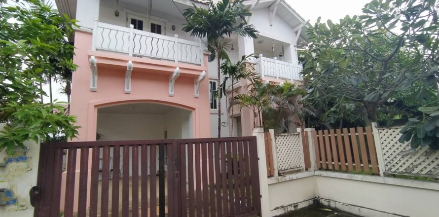 Casa de 3 dormitorios en Pattaya, Tailandia № 146465