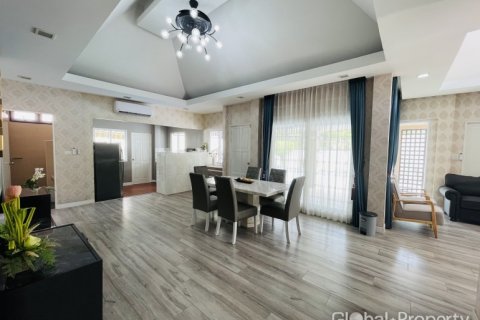 Casa de 3 dormitorios en Pattaya, Tailandia № 163969 - foto 5