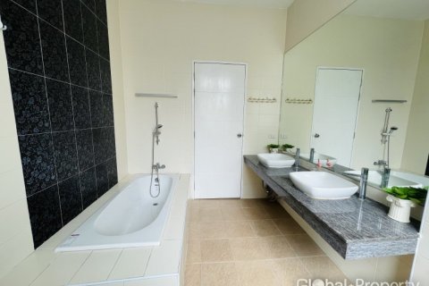 Casa de 3 dormitorios en Pattaya, Tailandia № 163969 - foto 12