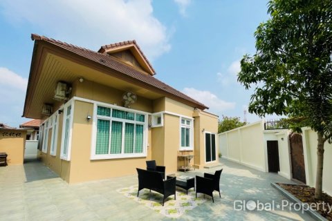 Casa de 3 dormitorios en Pattaya, Tailandia № 163969 - foto 2