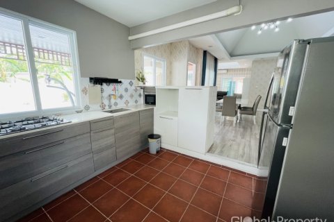 Casa de 3 dormitorios en Pattaya, Tailandia № 163969 - foto 7