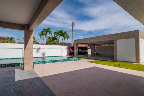 Casa de 3 dormitorios en Pattaya, Tailandia № 113529 - foto 2