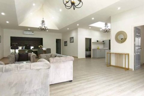 Casa de 4 dormitorios en Pattaya, Tailandia № 158727 - foto 4
