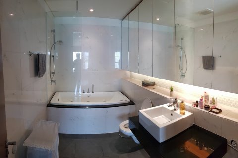 Condominio de 2 dormitorios en Khlong Toei, Bangkok, Tailandia № 145105 - foto 13